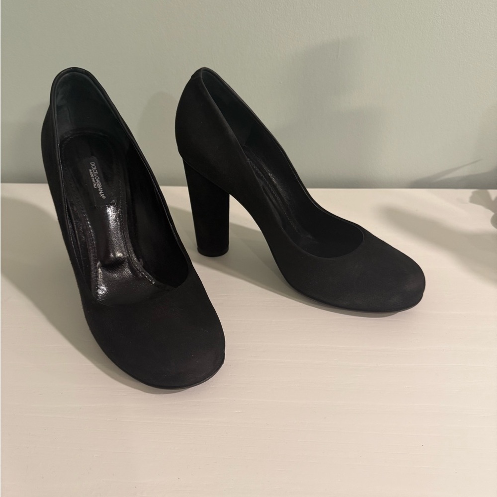 Beautiful Dolce & Gabbana Black Suede Round-Toe Pumps – Size 39